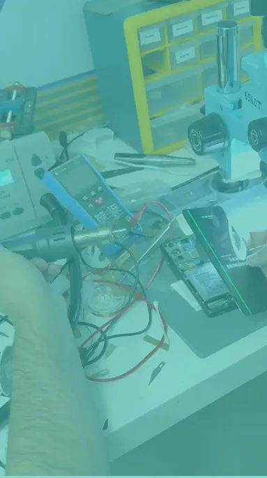 Equipamentos de laser de alta precisão usados pela BrokenToy no reparo de telas Samsung